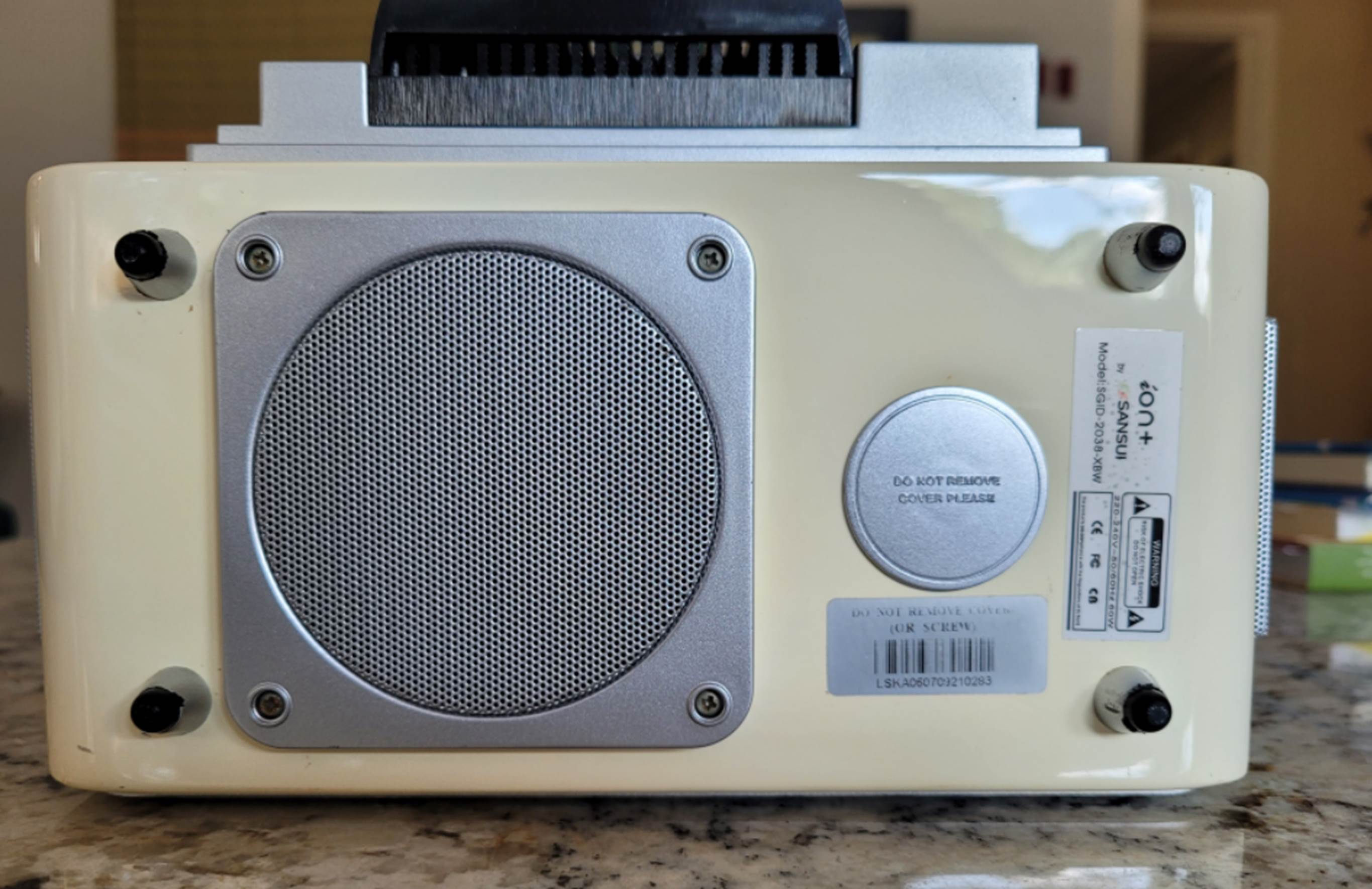 A white and silver radio

Description automatically generated